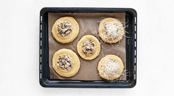 Гнездо из картофельного пюре с жюльеном из курицы с грибами, пошаговый рецепт с фото на 368 ккал Гнездо из картофельного пюре с жюльеном из курицы с грибами, пошаговый рецепт с фото на 368 ккал