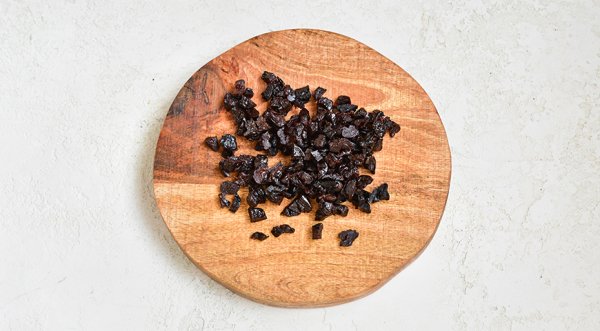 Салат &laquo;Нежность&raquo; с курицей, черносливом и грецкими орехами, пошаговый рецепт с фото на 301 ккал