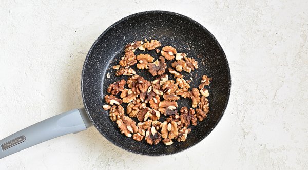 Салат &laquo;Нежность&raquo; с курицей, черносливом и грецкими орехами, пошаговый рецепт с фото на 301 ккал