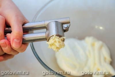 Печеночный торт с чесночным соусом