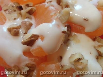 Фруктовый салат из мандаринов с яблоками, орехами и йогуртом
