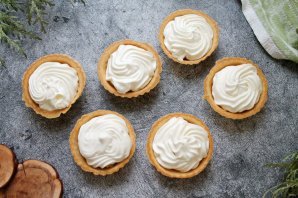 Тарталетки с фруктами и взбитыми сливками Тарталетки с фруктами и взбитыми сливками