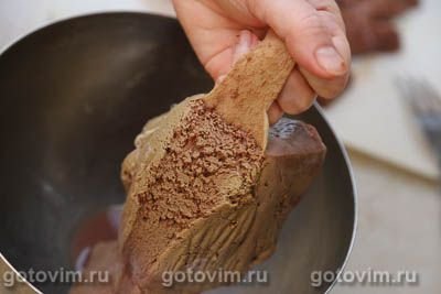 Печеночный торт с чесночным соусом