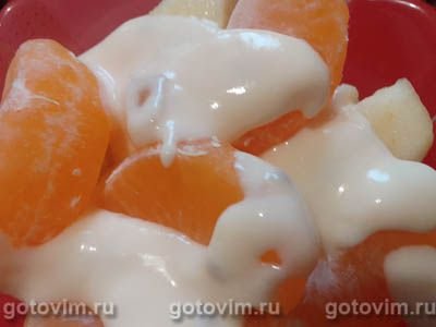 Фруктовый салат из мандаринов с яблоками, орехами и йогуртом