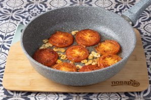 Помидоры на сковороде с чесноком жареные Помидоры на сковороде с чесноком жареные