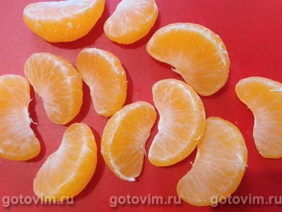 Фруктовый салат из мандаринов с яблоками, орехами и йогуртом