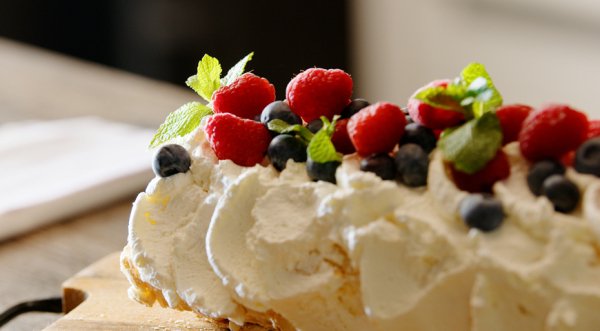 Меренговый рулет в духовке, пошаговый рецепт с фото на 370 ккал