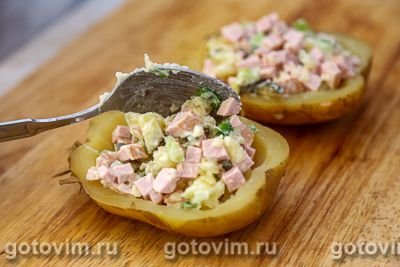 Картофель, фаршированный салатом оливье