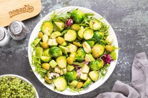 Салат с авокадо и брюссельской капустой