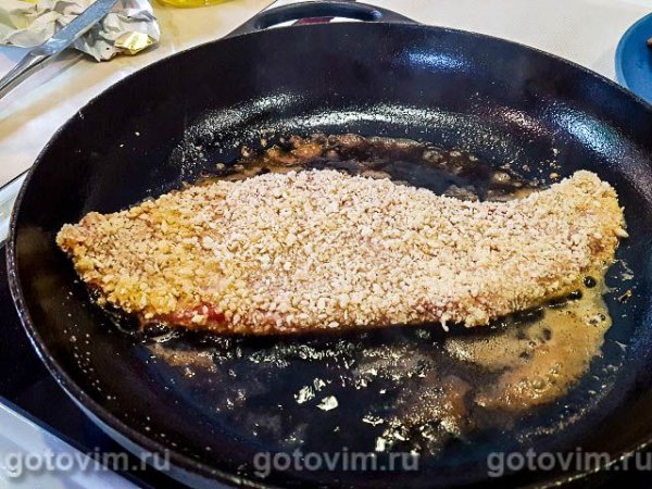 Венский шницель с анчоусовым маслом и салатом Венский шницель с анчоусовым маслом и салатом