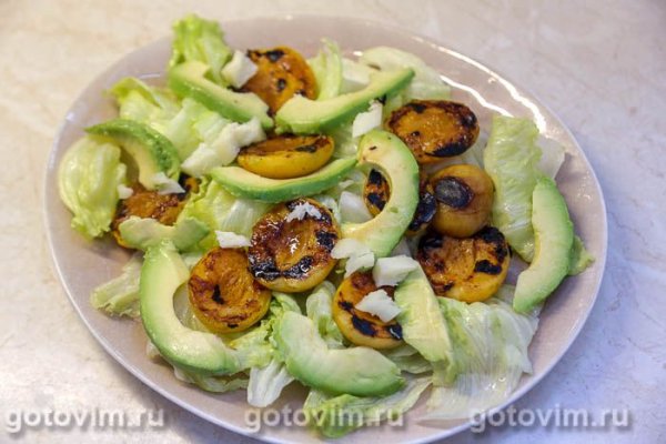 Салат из жареных абрикосов с авокадо, сыром и салатом айсберг