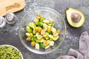 Салат с авокадо и брюссельской капустой