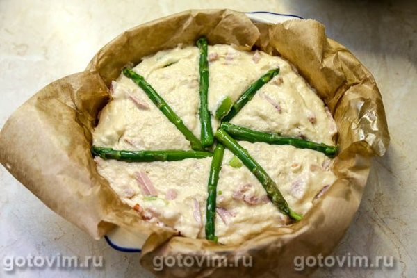 Заливной пирог со спаржей и ветчиной