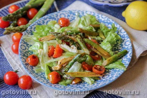 Тёплый салат со спаржей и помидорами черри и моцареллой Тёплый салат со спаржей и помидорами черри и моцареллой