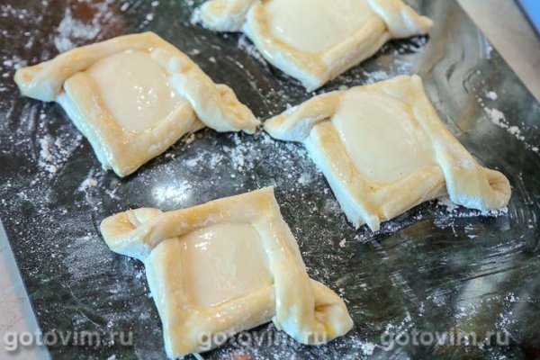 Слойки с творогом и нектаринами Слойки с творогом и нектаринами