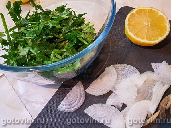 Венский шницель с анчоусовым маслом и салатом Венский шницель с анчоусовым маслом и салатом