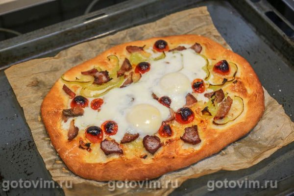 Пицца с окороком, сыром и сырым яйцом