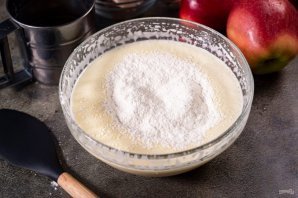 Шарлотка с яблоками и корицей