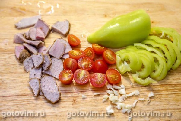 Пицца с окороком, сыром и сырым яйцом