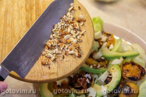 Салат из жареных абрикосов с авокадо, сыром и салатом айсберг