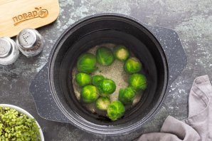 Салат с авокадо и брюссельской капустой