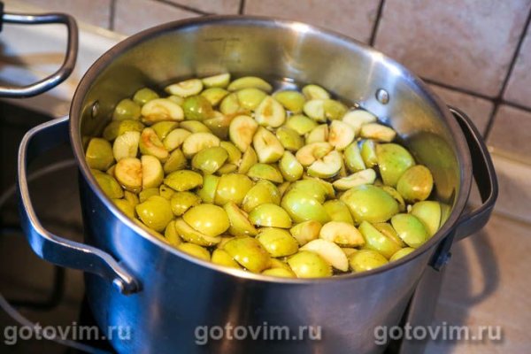 Компот из зеленых яблок с вишней