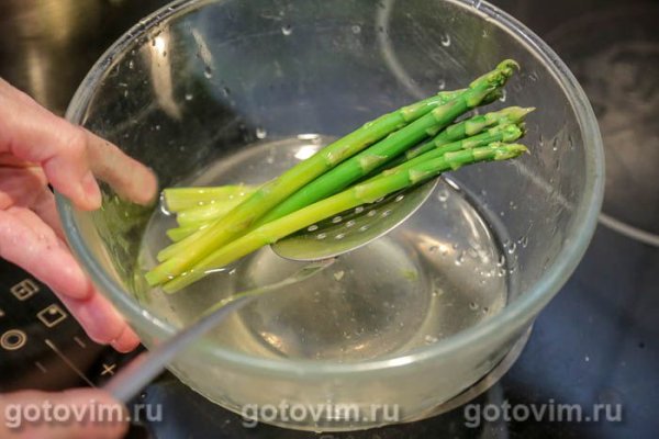 Заливной пирог со спаржей и ветчиной