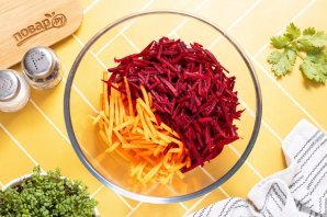 Салат из свежей моркови и свеклы