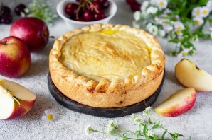 Слоеный пирог с яблоками из готового теста
