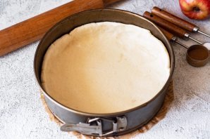 Слоеный пирог с яблоками из готового теста