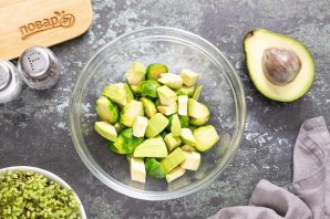 Салат с авокадо и брюссельской капустой