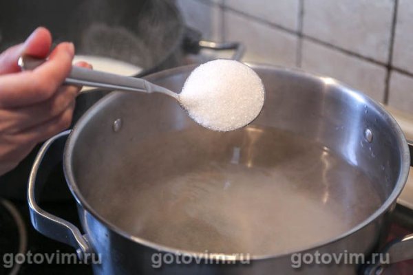 Компот из зеленых яблок с вишней