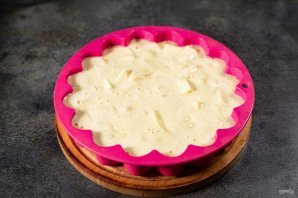 Шарлотка с яблоками и корицей