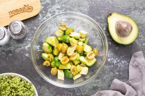 Салат с авокадо и брюссельской капустой