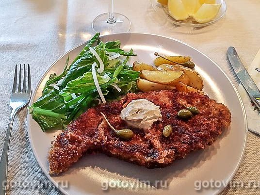 Венский шницель с анчоусовым маслом и салатом Венский шницель с анчоусовым маслом и салатом