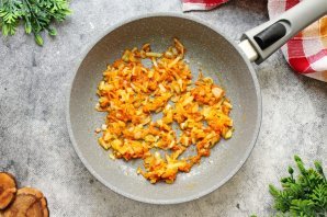 Куриная печень с луком и морковью Куриная печень с луком и морковью