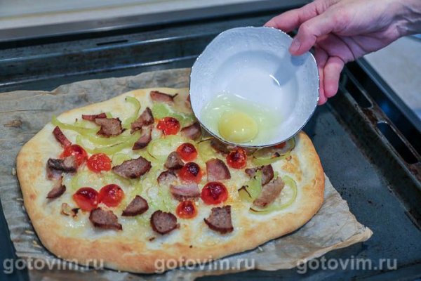 Пицца с окороком, сыром и сырым яйцом