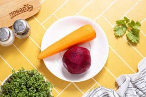 Салат из свежей моркови и свеклы