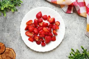Десерт из клубники и ревеня Десерт из клубники и ревеня