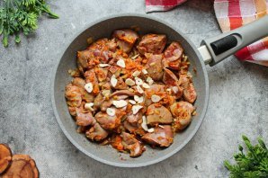 Куриная печень с луком и морковью Куриная печень с луком и морковью