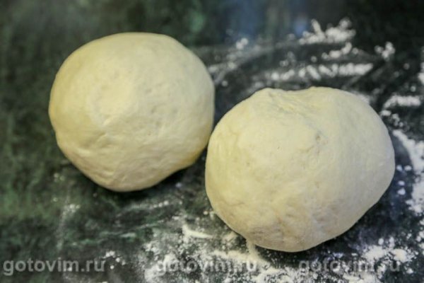 Пицца с окороком, сыром и сырым яйцом