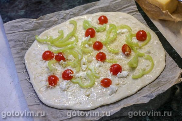 Пицца с окороком, сыром и сырым яйцом