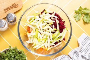 Салат из свежей моркови и свеклы