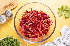Салат из свежей моркови и свеклы