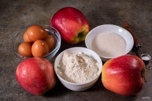 Шарлотка с яблоками и корицей