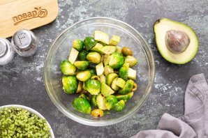 Салат с авокадо и брюссельской капустой