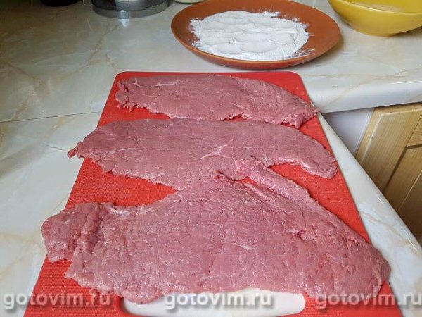 Венский шницель с анчоусовым маслом и салатом Венский шницель с анчоусовым маслом и салатом