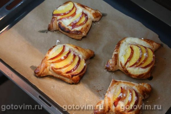 Слойки с творогом и нектаринами Слойки с творогом и нектаринами