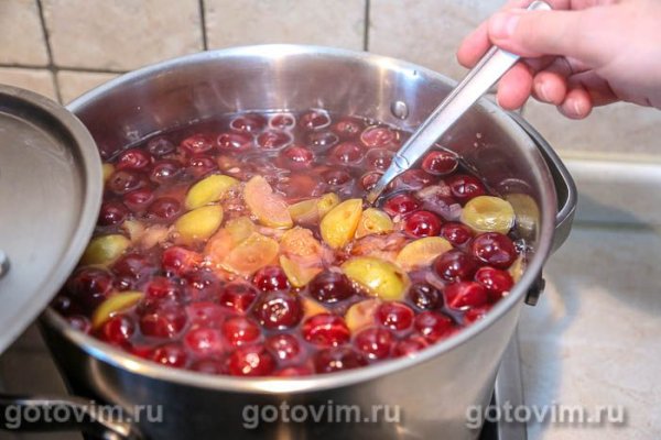 Компот из зеленых яблок с вишней