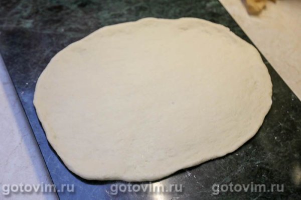 Пицца с окороком, сыром и сырым яйцом